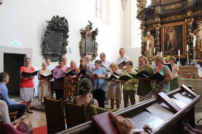 Der Chor singt zum Gottesdienst in der Klosterkirche